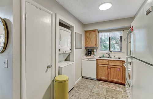 Fernandina Beach Condominio | Secluded Condo with Peaceful Wooded Views and Easy Access to the Beach by RedAwning