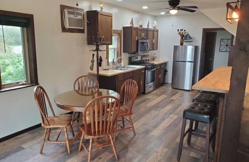 Ripley Cabaña | Secluded Cottage with Hidden Cove on Lake Erie