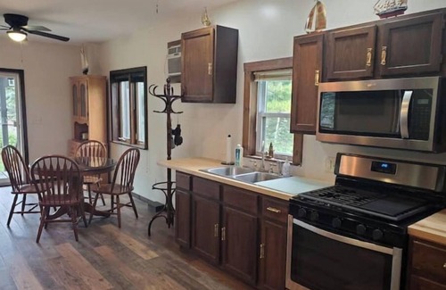 Ripley Cabaña | Secluded Cottage with Hidden Cove on Lake Erie