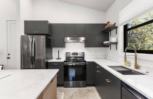 The Meadows Casa | Secluded Cottage with Hot Tub, Walking Distance to Benderson and UTC.