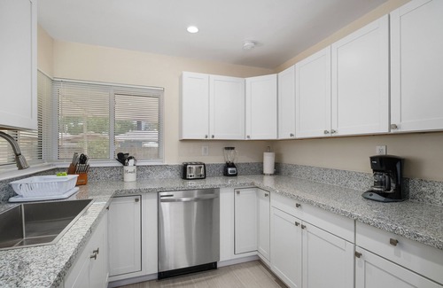 Raisin Casa | Secluded & Cozy 3B/1Bth w GreatA to Airport