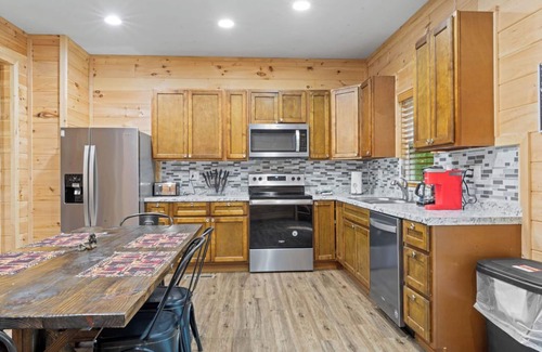 Sevierville Cabina | Secluded cozy Cabin/Prime location/Family-oriented/Hot tub/Pet-friendly/Fire-pit