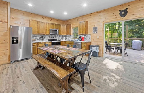 Sevierville Cabina | Secluded cozy Cabin/Prime location/Family-oriented/Hot tub/Pet-friendly/Fire-pit