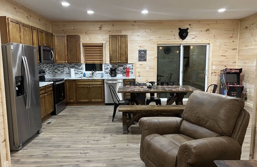 Sevierville Cabina | Secluded cozy Cabin/Prime location/Family-oriented/Hot tub/Pet-friendly/Fire-pit