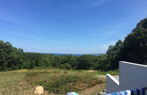 Aquinnah Casa | CASA FAMILIAR SECLUDADA EN AQUINNAH CON VISTAS AL SONIDO DEL VIÑEDO