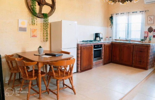 San Lawrenz Otro | Secluded farmhouse located in an alley which leads to fields very quiet location