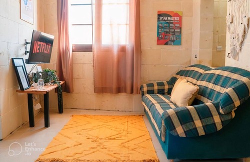San Lawrenz Otro | Secluded farmhouse located in an alley which leads to fields very quiet location