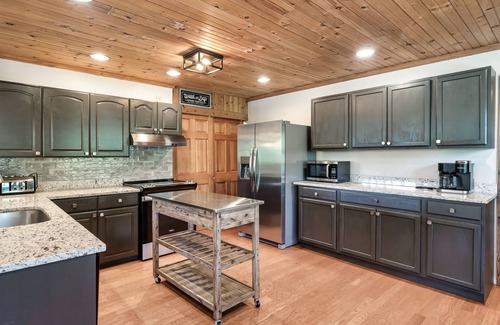 Townsend Cabina | Secluded fully renovated large cabin, with gorgeous mountain views, 5BD, 4BA