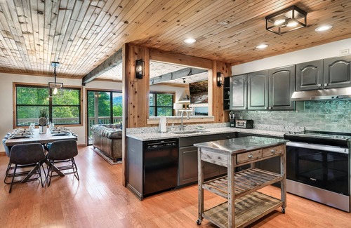 Townsend Cabina | Secluded fully renovated large cabin, with gorgeous mountain views, 5BD, 4BA