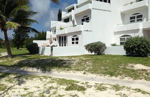 Bahamas Terrace Condominio | Aislado en planta baja condominio frente al mar