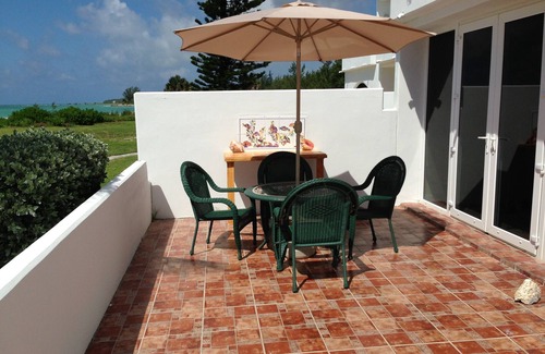 Bahamas Terrace Condominio | Aislado en planta baja condominio frente al mar