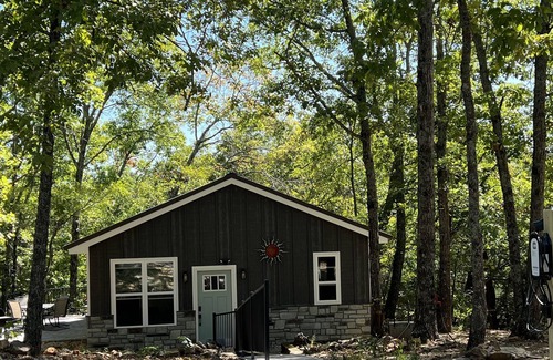 Branson West Cabina | Secluded Guest House in the Forest of a Gated Estate near SDC