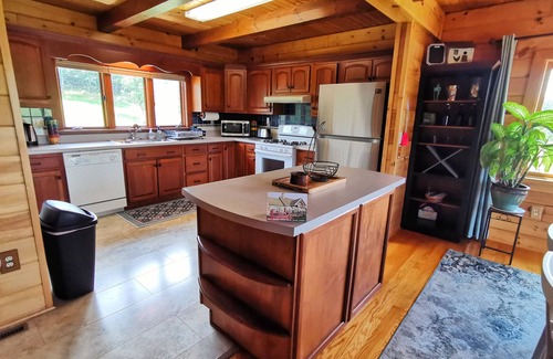 Baker Cabina | Secluded Hilltop Retreat: Log Cabin + Hot Tub