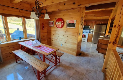 Baker Cabina | Secluded Hilltop Retreat: Log Cabin + Hot Tub