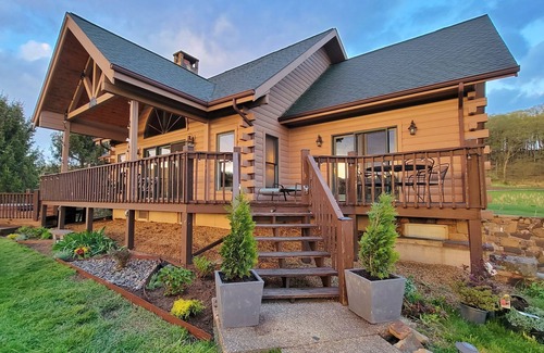 Baker Cabina | Secluded Hilltop Retreat: Log Cabin + Hot Tub
