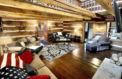 Bladensburg Cabina | Log Cabin de lujo, capacidad para 15! Bañera de hidromasaje, chimenea, 55 acres de caminata, pescado, fogón