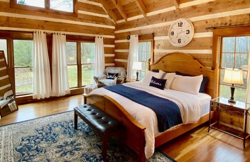 Bladensburg Cabina | Log Cabin de lujo, capacidad para 15! Bañera de hidromasaje, chimenea, 55 acres de caminata, pescado, fogón