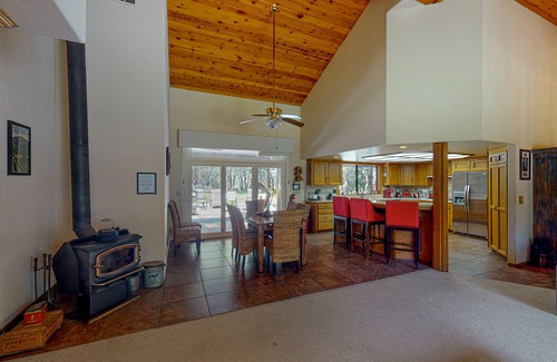 Ahwahnee Casa | Secluded home near Yosemite & Bass Lake with private hot tub & mountain views