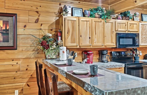 Sevierville Cabina | ⭐ SECLUDED HOT TUB GAME ROOM LOCATION EASY ROADS! ⭐