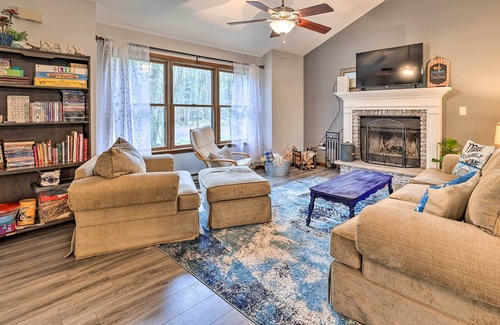 Greentown Cabaña | Secluded Lake Ariel Hideaway w/ Deck & Pool Access