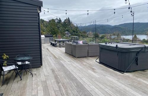 Lake Okareka Apartamento | Secluded Lake Ōkāreka Studio Views, Spa, Deck in Rotorua
