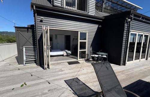 Lake Okareka Apartamento | Secluded Lake Ōkāreka Studio Views, Spa, Deck in Rotorua