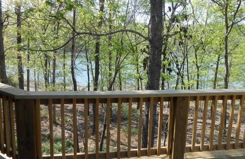 Edgemont Casa | La propiedad aislada frente al lago duerme a 12 pasos del agua