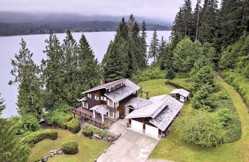 Amanda Park Casa | Retiro aislado frente al lago en 7 acres en el lago Quinault