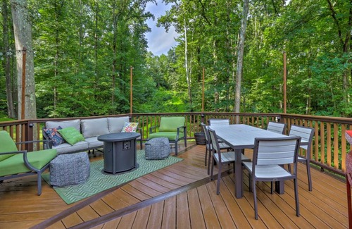 Aldie Casa | Secluded Leesburg Retreat with Private Hot Tub!