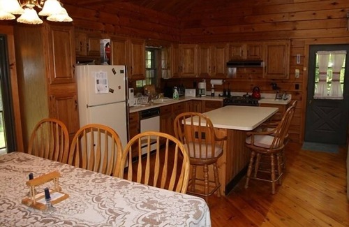 Narrowsburg Cabina | Cabaña de madera aislada con bañera de hidromasaje para 6 personas, estanque privado y arroyo balbuceo