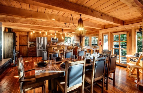 Blue Jay Chalet De Esquí | Secluded Luxury Chalet - Bespoke Finishes, Hot Tub, Decks, Firepits, and Grill