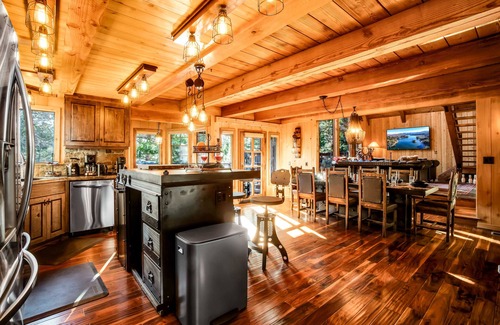 Blue Jay Chalet De Esquí | Secluded Luxury Chalet - Bespoke Finishes, Hot Tub, Decks, Firepits, and Grill
