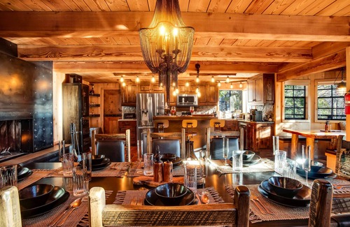 Blue Jay Chalet De Esquí | Secluded Luxury Chalet - Bespoke Finishes, Hot Tub, Decks, Firepits, and Grill