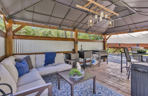 Montgomery Cabina | Luxe Covered Wagon! King Bed - Full Bath - AC/Heat