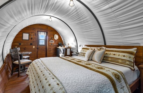 Montgomery Cabina | Luxe Covered Wagon! King Bed - Full Bath - AC/Heat