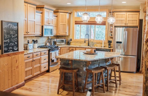 Duck Creek Village Cabina | Secluded Modern Cabin with Hot Tub