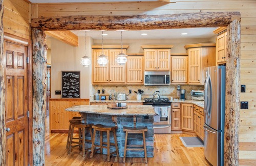 Duck Creek Village Cabina | Secluded Modern Cabin with Hot Tub