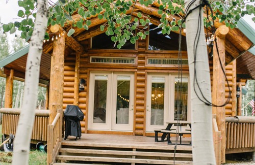 Duck Creek Village Cabina | Secluded Modern Cabin with Hot Tub