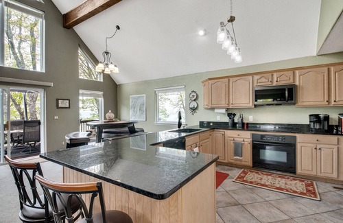 Lupton City Casa | Secluded Mountain House on 12 acres w/ Pond! 20 min to downtown Chattanooga!