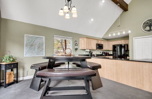 Lupton City Casa | Secluded Mountain House on 12 acres w/ Pond! 20 min to downtown Chattanooga!