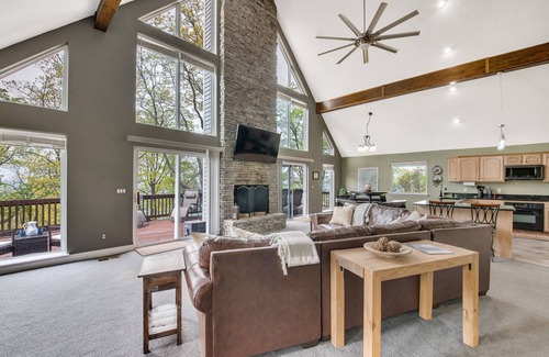 Lupton City Casa | Secluded Mountain House on 12 acres w/ Pond! 20 min to downtown Chattanooga!