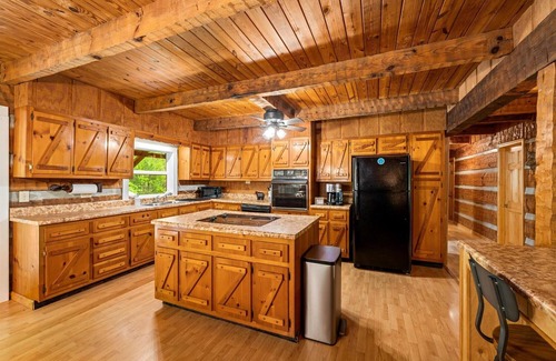 Hartford Casa | Secluded Mountain Top Retreat with Game Room - your private adventure awaits!