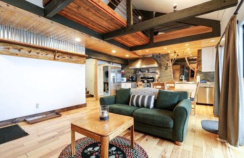 Majestic Pines Condominio | Secluded Mountain Cabin, Open Floor Plan, Washer/Dryer. Near the Golf Course