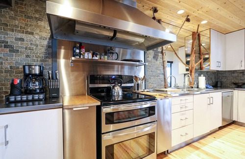 Majestic Pines Condominio | Secluded Mountain Cabin, Open Floor Plan, Washer/Dryer. Near the Golf Course