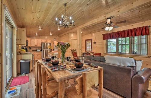 Wardensville Cabina | Secluded Mountain Cabin in Wardensville!