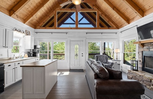 Sevierville Cabina | Secluded Mountain View Cabin w Private Lake Access