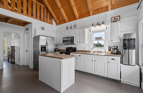 Sevierville Cabina | Secluded Mountain View Cabin w Private Lake Access