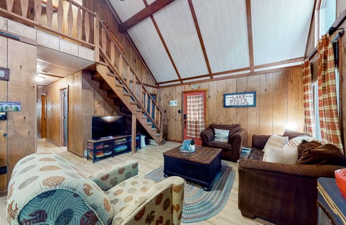 Lake Harmony Estates Casa | Secluded mtn & ski-view home near lake & beach with firepit, fireplace & tennis