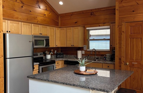 Flat Hollow Marina Casa | Secluded No Wake Cove - Private Covered Dock-Screened Porch-Kayaks