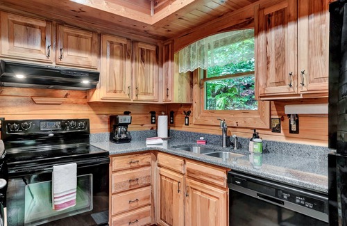 Wears Valley Cabina | 🌞SECLUDED PARADISE🌞 New HOT TUB! Close to GSM/PF/GB🌲